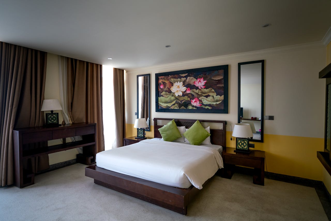 Spacious modern bedroom featuring elegant design, warm lighting, and cozy atmosphere for relaxation.